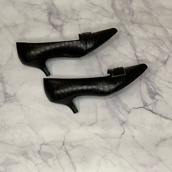 Easy Street | Black Kitten Heel Leather Closed Toed Shoes Sz 6.5 - Picture 3 of 5